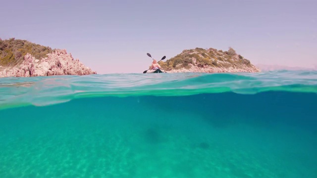 克罗地亚佩列沙茨，母女俩在阳光明媚的碧蓝海洋上划皮艇视频素材