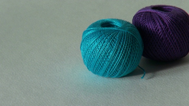 蓝色的纱线球，用于编织和针线活视频素材