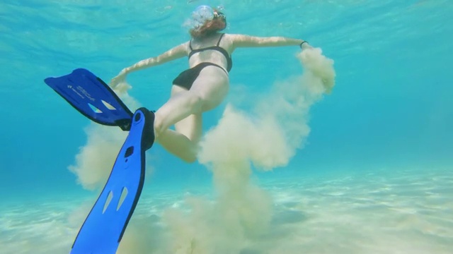 女士浮潜在蓝绿色的海洋水下视频素材