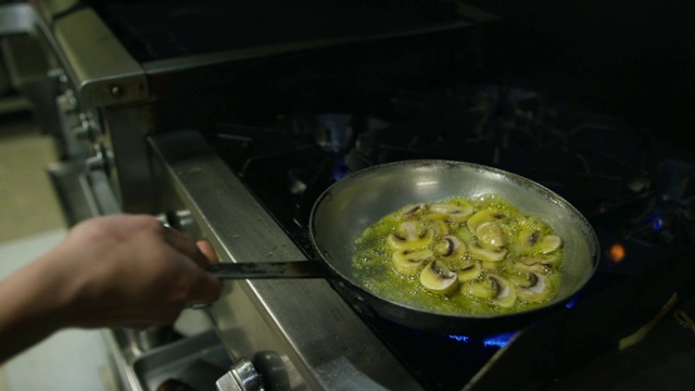 油锅里的蘑菇在餐馆的商业范围烹饪视频素材