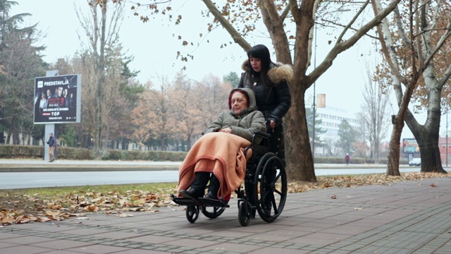 一位坐轮椅的老妇人和一位社工一起享受时光视频素材
