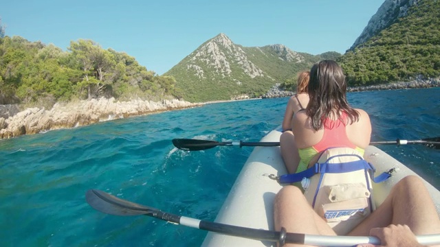 克罗地亚Peljesac，一家人在阳光明媚的蓝色海洋上划着皮艇视频素材