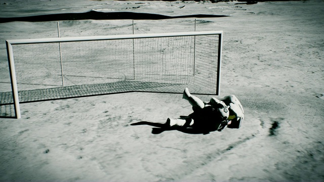 两名宇航员在月球上踢足球。逼真的电影3D背景动画视频下载