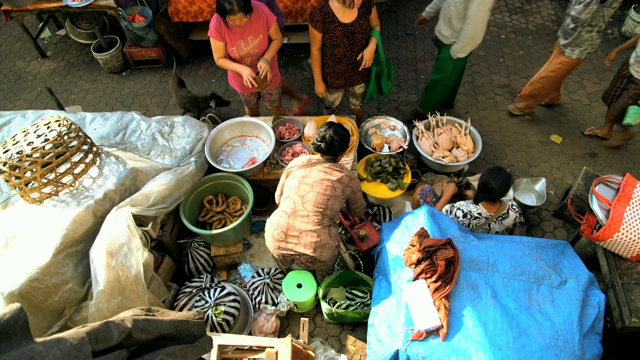 巴厘岛街头市场卖鸡的女商贩视频下载