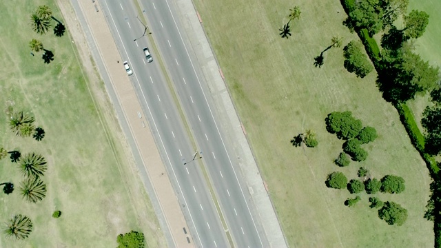 乌拉圭蒙得维的亚蓬塔卡雷塔斯附近城市交通的无人机视角视频下载