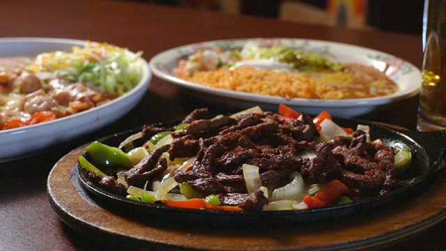 墨西哥菜铁板牛排法士达在一个高级墨西哥餐厅视频下载