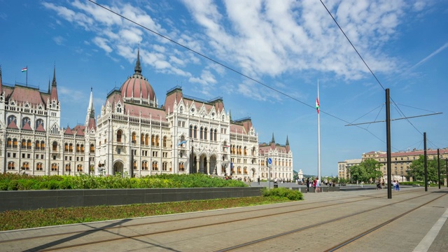 匈牙利布达佩斯的匈牙利议会大厦，有电车和游客，时间间隔为4K视频下载