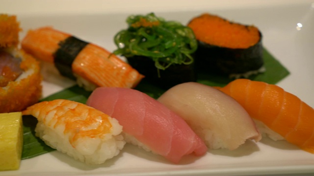 混合寿司盘-日本料理风格视频素材