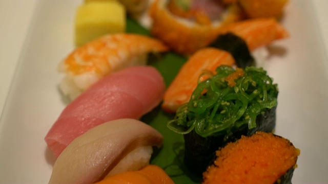 混合寿司盘-日本料理风格视频素材