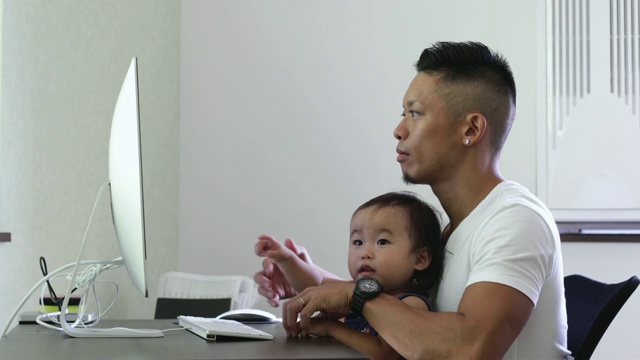 父母和孩子操作个人电脑。视频素材