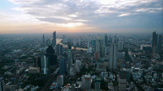 时间流逝，夕阳在曼谷上空落下。首都是商业区，购物区是天空中飘动的云。视频素材