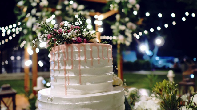 红色花朵装饰的婚礼蛋糕视频素材