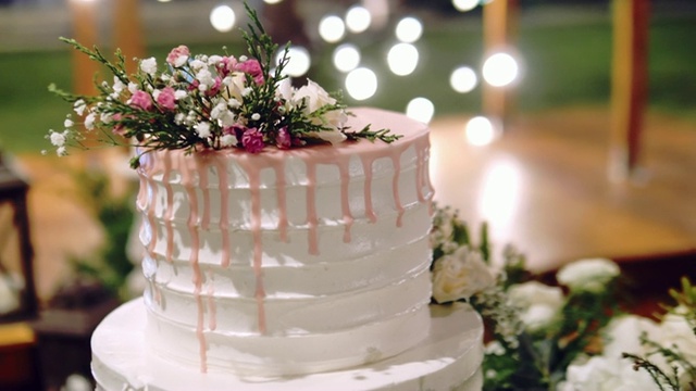 红色花朵装饰的婚礼蛋糕视频素材