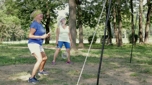 两名年长女子用羽毛球拍对打视频下载