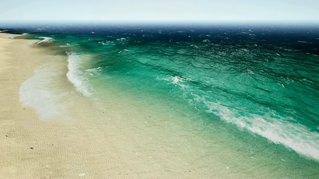 鸟瞰图海浪打破美丽的沙滩。4 k视频下载