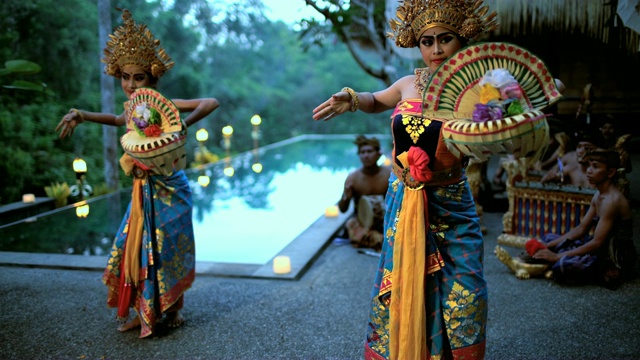 巴厘岛的女性穿着传统服装表演艺术舞蹈视频下载