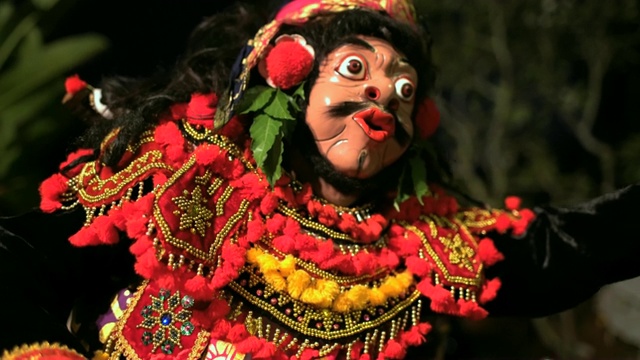 亚洲魔术小丑面具人物在古代的表演视频下载