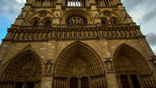 时间流逝走向巴黎圣母院经过许多游客视频下载