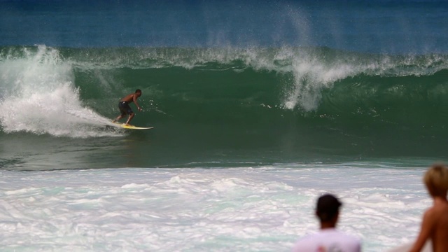 专注于在夏威夷冲浪者抓住一个浪和水冲击他视频下载
