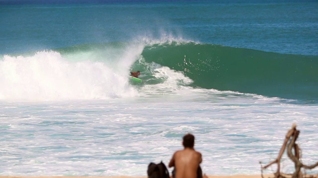 慢动作滑板在管道，夏威夷赶上浪和骑它视频下载