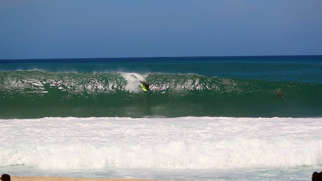 在管道，夏威夷，冲浪运动员用慢动作捕捉海浪视频下载