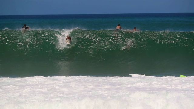 慢动作许多冲浪者和Bodyboarders在水和一个捉浪视频下载