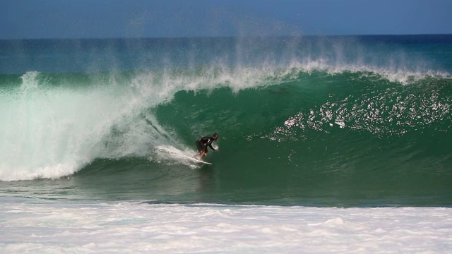 慢动作冲浪者捕捉和骑浪和执行一个转弯，管道，夏威夷视频下载