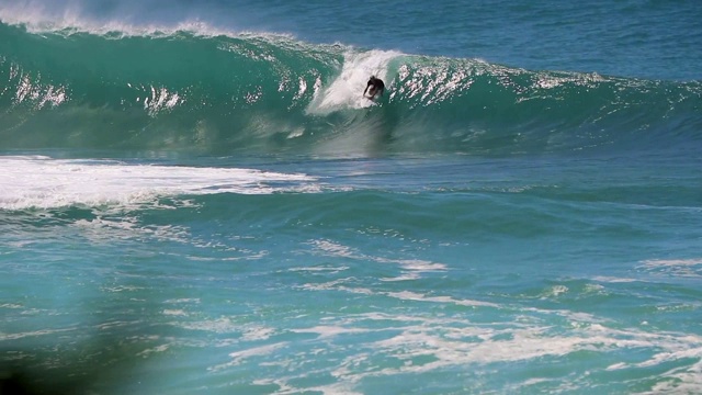 夏威夷的蓝色海洋，一个冲浪者在冲浪视频下载