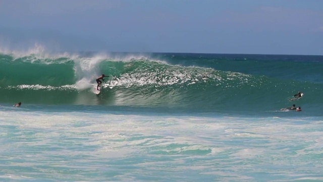 冲浪者在管道的水，夏威夷和一个捕捉和骑一波视频下载