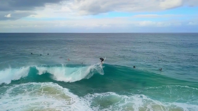 一个宽广的蓝色海洋在管道，夏威夷和一个冲浪者抓住了一个浪潮视频下载