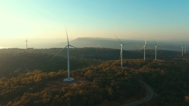 日落风力涡轮机农场视频素材
