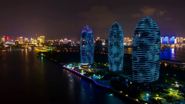 夜间照明三亚湾岛豪华酒店空中延时4k中国视频素材