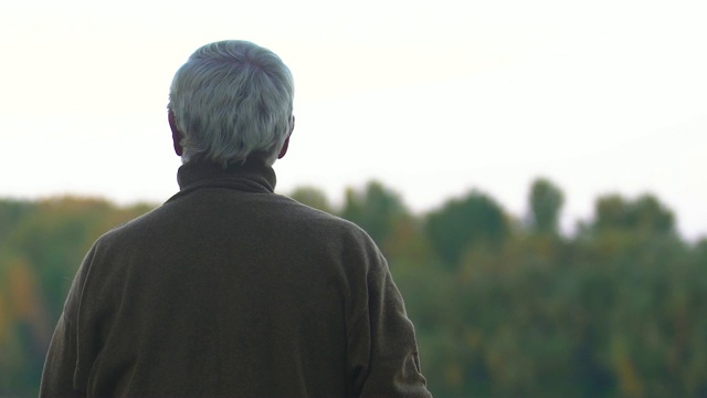 退休男子望着远处的秋树，思考着人生视频下载