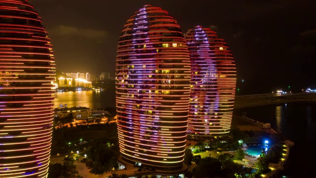 夜间照明三亚岛豪华酒店近距离空中时间间隔4k中国视频素材