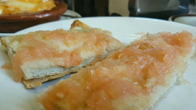 传统的安达卢西亚早餐，小菜在西班牙各地供应视频下载