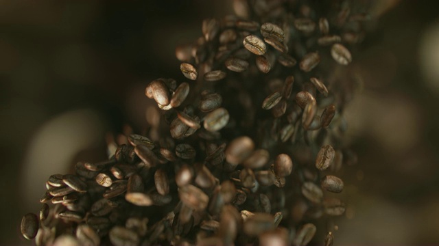 4K超级慢镜头下掉落的咖啡豆视频素材