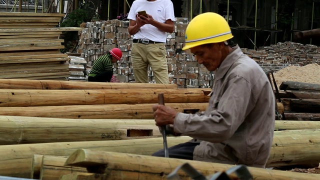 建造传统木屋的中国木匠视频下载