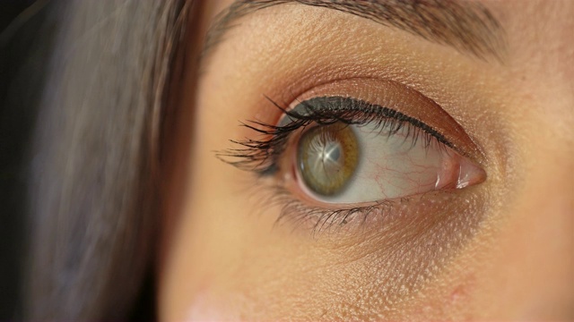 年轻女子绿色眼睛的4K档案。视频素材