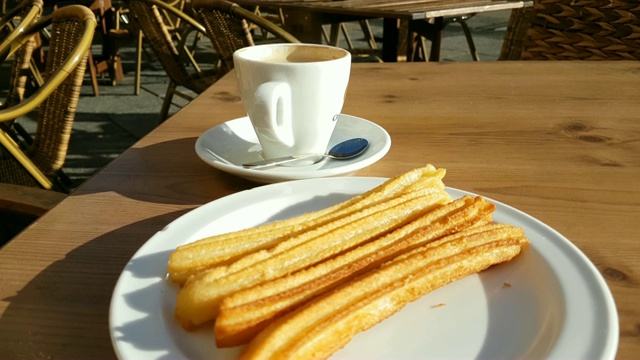 传统的西班牙早餐在西班牙，小菜在一个café在萨拉曼卡，在卡斯蒂利亚莱昂地区的露台。视频下载