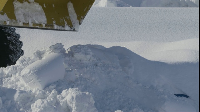 在乌托罗港，挖掘机正在铲雪。视频下载