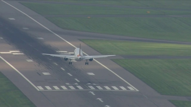 飞机在跑道上着陆视频素材