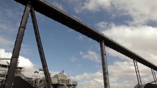 煤加工用高架输送带视频素材