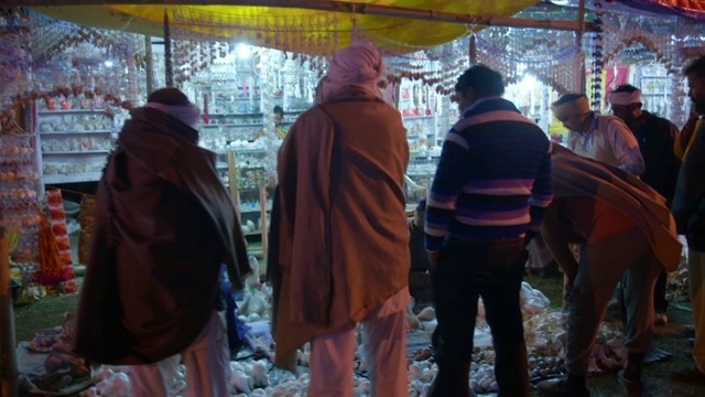 手持式序列显示Gangasagar梅拉在晚上，西孟加拉邦，印度。视频下载