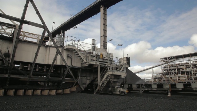 煤和装载机用高架输送带视频素材
