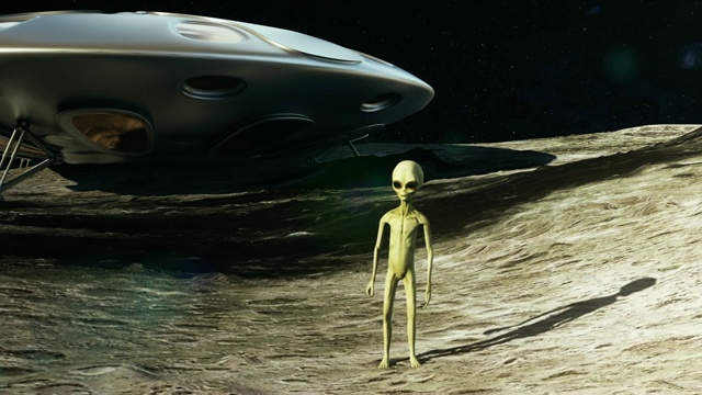 一个外星人在月球上他的宇宙飞船旁边看着地球。一个关于UFO的未来概念。视频素材