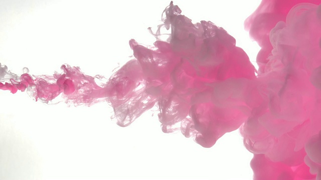 粉红色的墨水在白色的背景上滴入水中视频素材