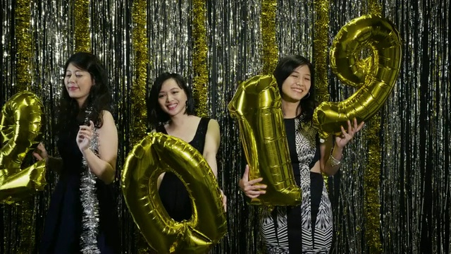 一群亚洲妇女庆祝新年前夕视频下载