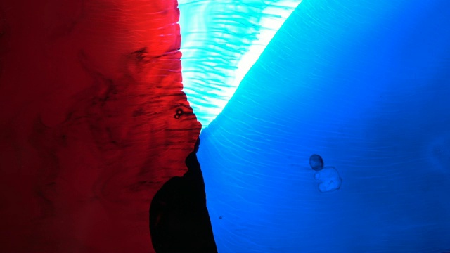 蓝色和红色墨水在水中混合视频素材