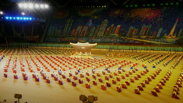 朝鲜平壤，表演者在大型团体操表演中使用传统乐器。广角镜头视频下载