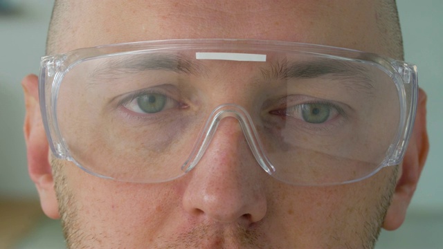 男性的脸在安全眼镜或护目镜的特写视频下载